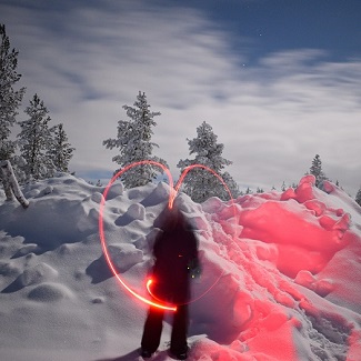 sydämen piirto laserilla talvisessa yössä